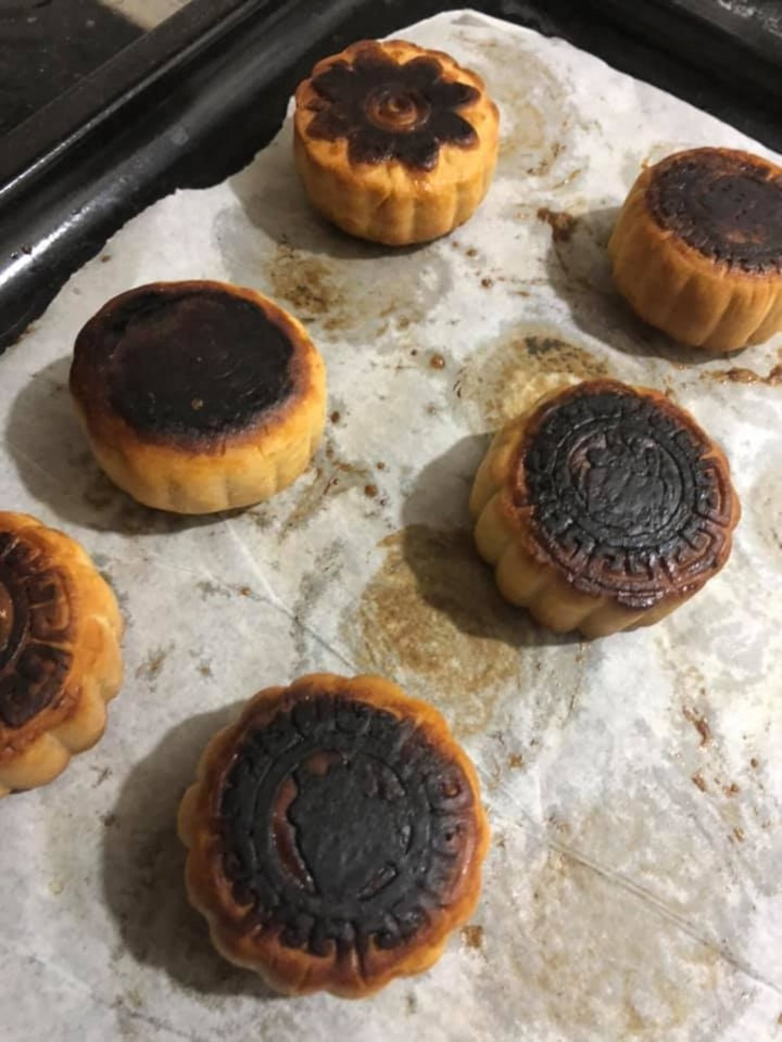 Bên cạnh những chiếc bánh xinh đẹp, hình ảnh sản phẩm bánh Trung thu lỗi của hội chị em khiến cư dân mạng chết cười.