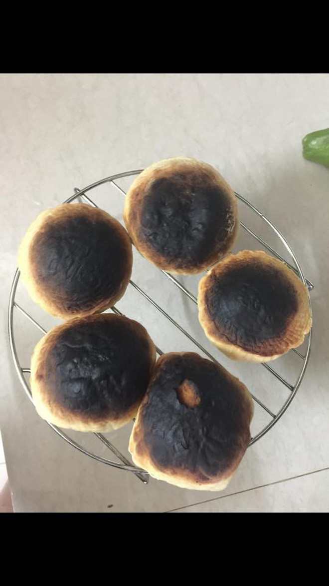 Lại một sản phẩm khác của lò vi sóng: mẻ bánh nướng cháy đen như than. Ảnh: Tổng hợp