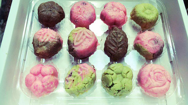 Bánh Trung thu là loại bánh đòi hỏi sự tỉ mẩn, vì thế, chỉ một chút sơ suất bạn hoàn toàn có thể phải nhận những mẻ bánh "đỡ không nổi" như trên.