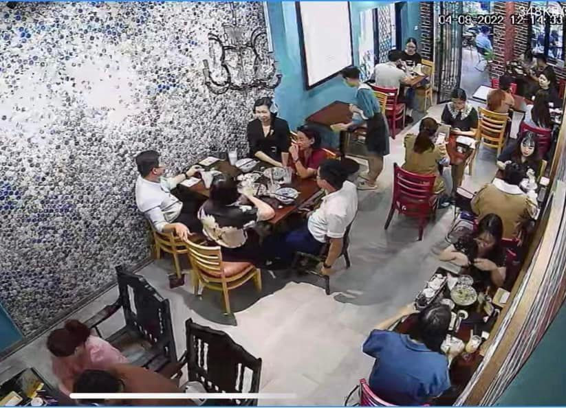 Được biết Long Chun mới bắt đầu lấn sân kinh doanh đồ ăn trong thời gian qua. Quán ăn của anh cũng được “chiến thần review” Hà Linh ghé thăm và đưa ra những quan điểm khen, chê rõ ràng.