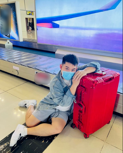 Mới đây Long Chun gây chú ý khi chia sẻ quán ăn vẫn đông khách dù có "chiến thần review" ghé thăm. "Em Long Chun xin trân trọng cấp báo sau một tuần chị Hà Linh Ốp Phít Sồ đến rì viu thì quán em đông nghẹt khách, toàn bộ nhân viên quán em rơi vào tình trạng suýt nữa thì liệt tứ chi", chàng trai này chia sẻ.