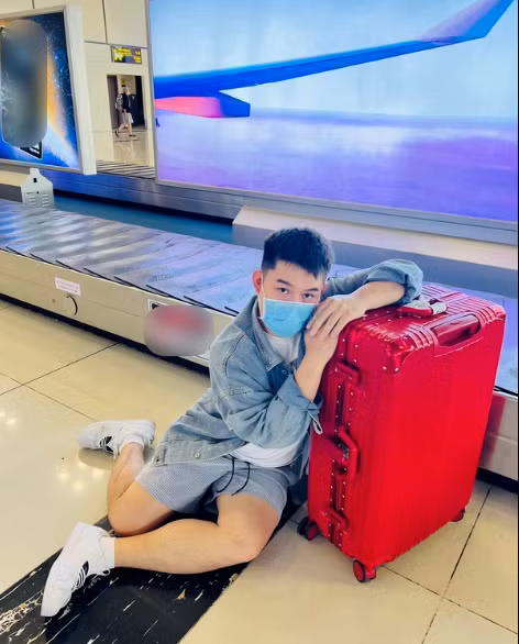 Mới đây Long Chun gây chú ý khi chia sẻ quán ăn vẫn đông khách dù có "chiến thần review" ghé thăm. "Em Long Chun xin trân trọng cấp báo sau một tuần chị Hà Linh Ốp Phít Sồ đến rì viu thì quán em đông nghẹt khách, toàn bộ nhân viên quán em rơi vào tình trạng suýt nữa thì liệt tứ chi", chàng trai này chia sẻ.