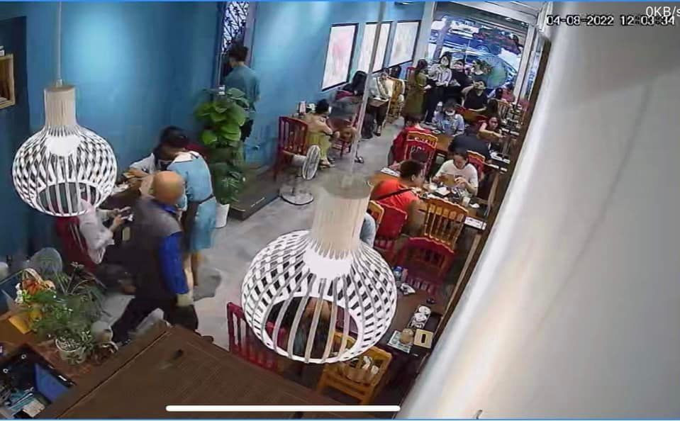 Thế nhưng, trái với thái độ phản pháo của một số chủ quán, Long Chun lại tiếp nhận góp ý theo hướng tích cực, nhẹ nhàng hơn và được rất nhiều người ủng hộ.