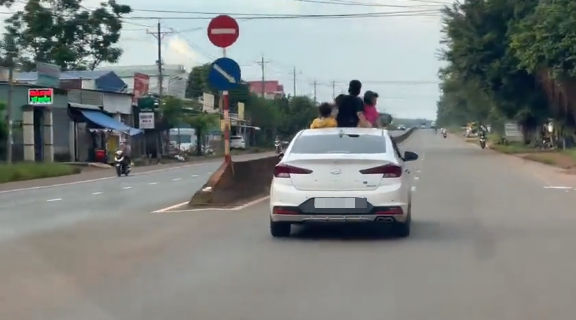 Mới đây trên MXH xuất hiện đoạn clip những đứa trẻ ngồi nóc ô tô để hóng gió khi chiếc xe đang di chuyển trên đường khiến không ít người hoảng sợ.