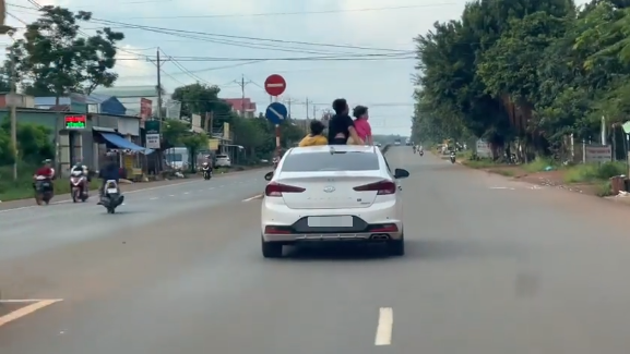 Đoạn clip được chia sẻ lên mạng xã hội nhanh chóng nhận về hàng chục nghìn lượt bày tỏ cảm xúc, bình luận và chia sẻ của cộng đồng mạng.