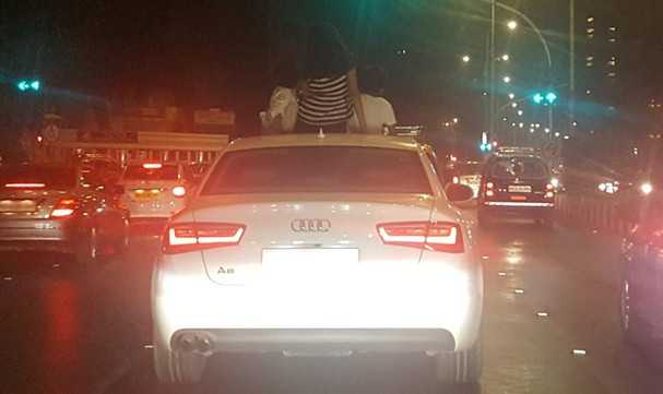 Nhiều người cho rằng việc con em mình đứng chơi, thò đầu ra ngoài cho mát như vậy không vấn đề gì vì họ chạy chậm, các em nhỏ đứng chơi cũng không ảnh hưởng đến người lái.