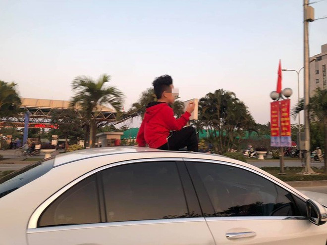 Với sự “ sáng tạo” của các bậc phụ huynh, ngày nay cửa sổ trời lại là vị trí hiệu quả cho trẻ em hóng mát, thò đầu ra cho bớt say xe. Chính vì vậy, hình ảnh những đứa trẻ đùa vui, hò hét thò đâu ra trên nóc ô tô không còn là quá xa lạ.