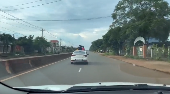 Hầu hết cư dân mạng đều bức xúc và hoảng sợ khi tài xế cho những đứa trẻ trèo lên nóc ô tô để hóng gió như vậy, tình huống lái xe nguy hiểm này khiến không ít người bất an.