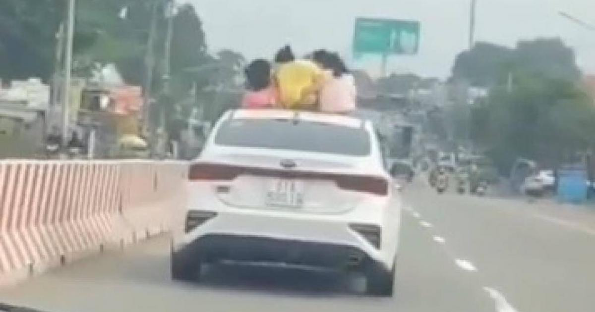 Người lớn chiều trẻ con một cách mù quáng khi cho trẻ chui người qua cửa sổ trời và chơi đùa khi ô tô đang di chuyển khiến cư dân mạng vừa bất an vừa bức xúc.