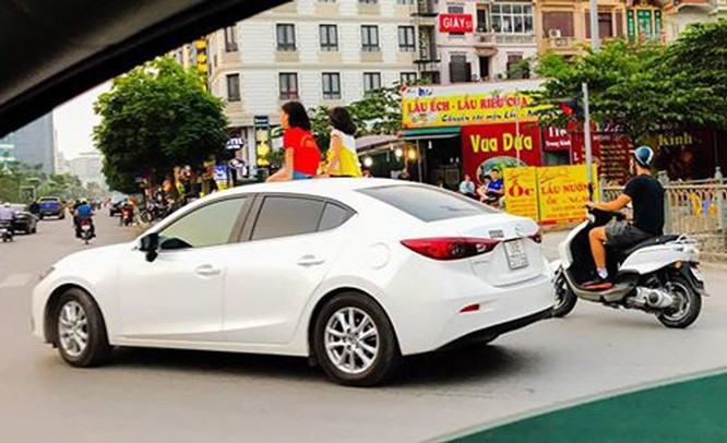 Tuy nhiên, thực tế cho thấy đã có nhiều trường hợp trẻ em gặp tai nạn khi thò đâu lên của sổ trời trong khi phương tiện vẫn đang lưu thông. Đây là hành vi tiềm ẩn nhiều nguy hiểm bởi có rất nhiều tình huống không ngờ có thể xảy ra.