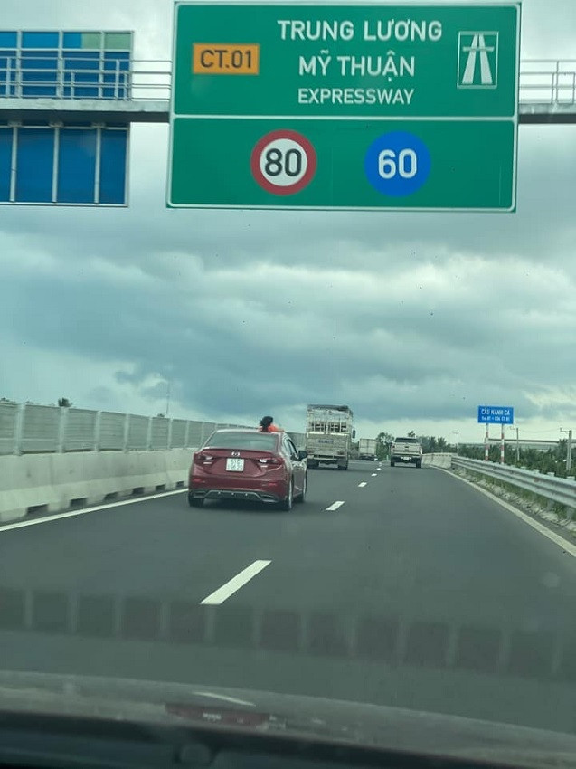 Dưới bài đăng không ít cư dân mạng còn chia sẻ thêm những hình ảnh trẻ em ngồi nóc ô tô tương tự do mình bắt gặp trên đường.