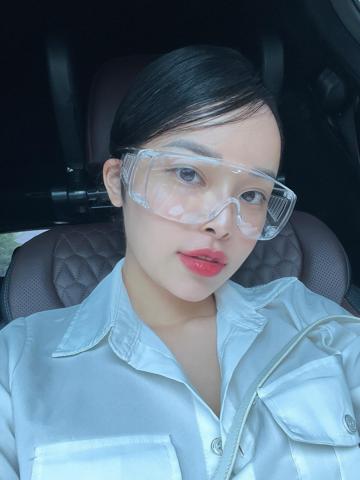 Cô nàng chỉ cao vỏn vẹn 1m52 nhưng vẫn bốc lửa khó ngờ.