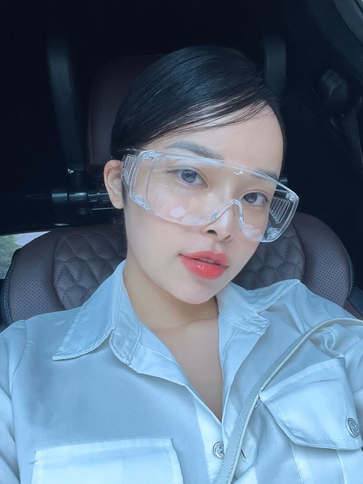 Cô nàng chỉ cao vỏn vẹn 1m52 nhưng vẫn bốc lửa khó ngờ.