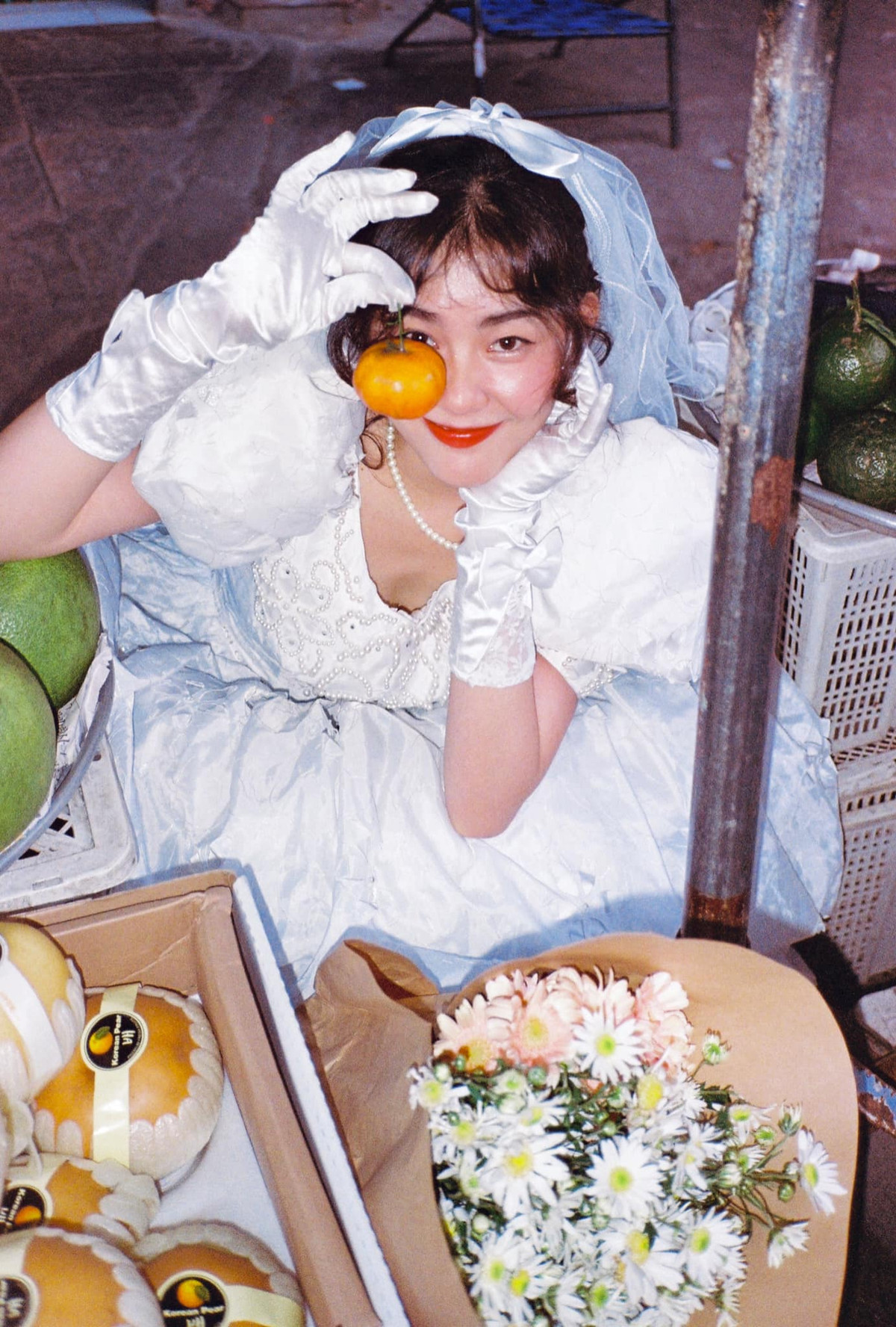 Cô dâu xinh đẹp trong bộ ảnh này là một hot girl khá nổi trên MXH tên Bách Liên, năm nay 24 tuổi, quê Quảng Bình.