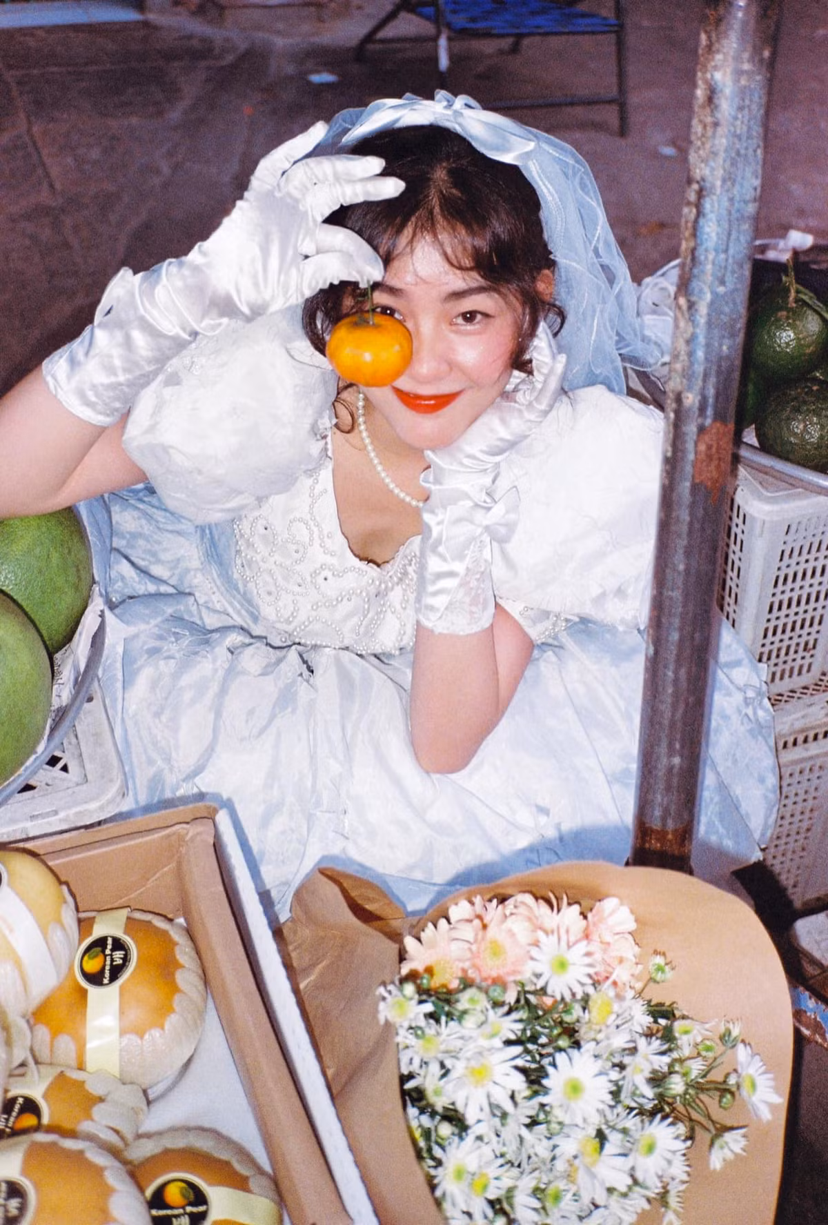 Cô dâu xinh đẹp trong bộ ảnh này là một hot girl khá nổi trên MXH tên Bách Liên, năm nay 24 tuổi, quê Quảng Bình.