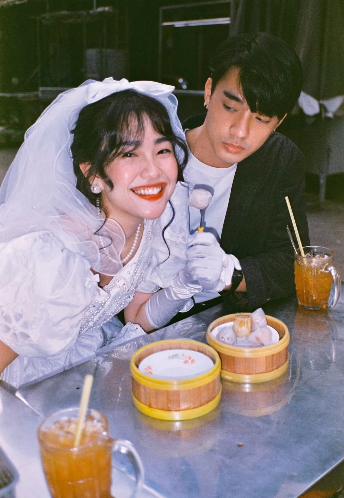 "Chụp đẹp thật đấy", "Dù không phải kết hôn thật nhưng nếu được chụp theo phong cách này thì cũng vui lắm", "Tôi cũng muốn chụp kiểu này",...là những bình luận của netizen Hàn dành cho bộ ảnh này.