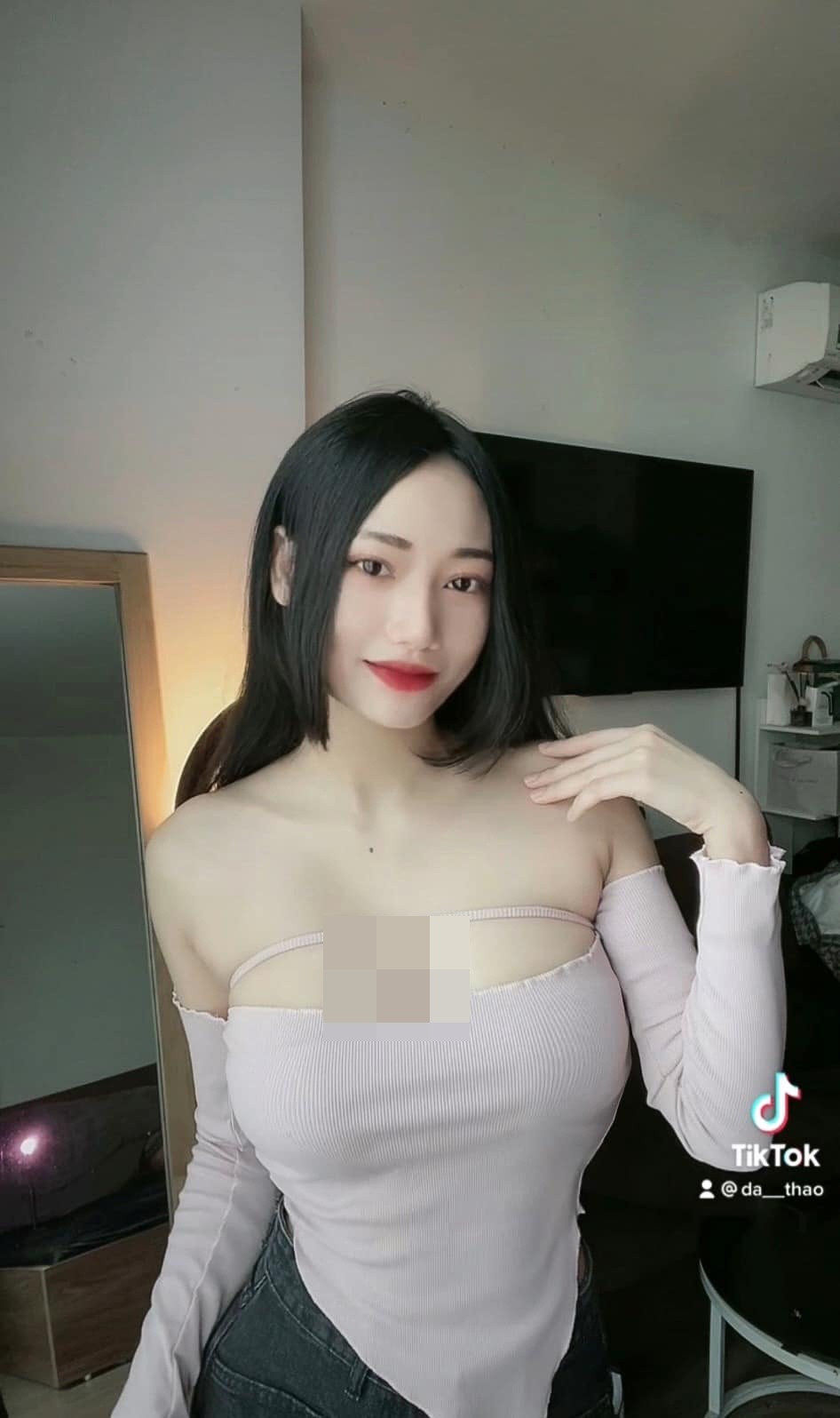 Nguyễn Thị Dạ Thảo sinh năm 1998, là gương mặt nổi tiếng trong cộng đồng trẻ khi sở hữu phong cách gợi cảm táo bạo, gương mặt khả ái và thân hình chuẩn mẫu.