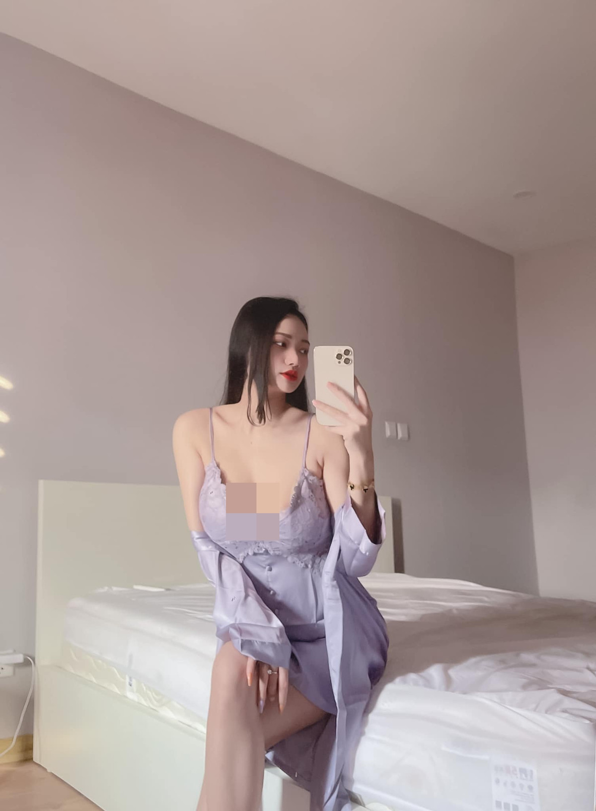 Dạ Thảo hiện đang sinh sống và làm việc tại Hà Nội, cô khiến trái tim của nhiều fan hâm mộ như “nhảy khỏi lồng ngực” vì những bức hình quá nóng bỏng và vô cùng dễ thương.