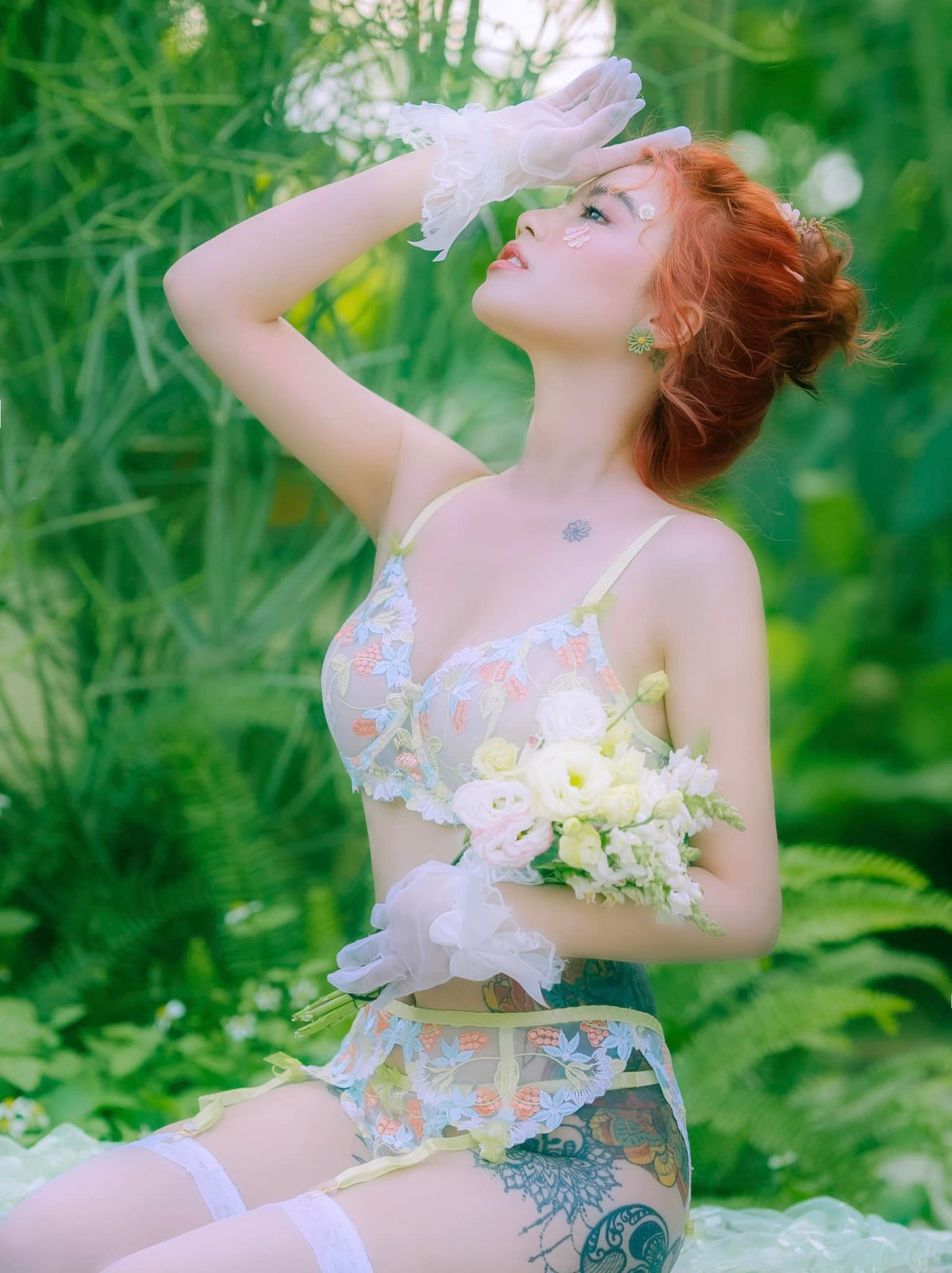 Bởi vì xăm nhiều hình lại ở vị trí nhạy cảm nên Linh Miu thường xuyên diện trang phục táo bạo, khiến netizen "đỏ mặt" khi nhìn.