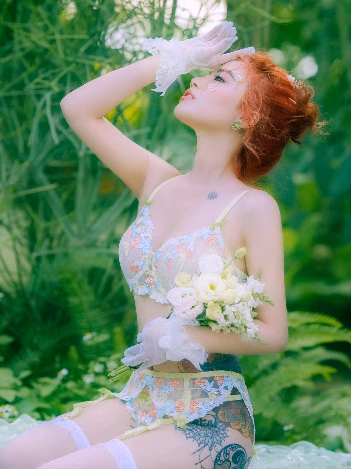 Bởi vì xăm nhiều hình lại ở vị trí nhạy cảm nên Linh Miu thường xuyên diện trang phục táo bạo, khiến netizen "đỏ mặt" khi nhìn.