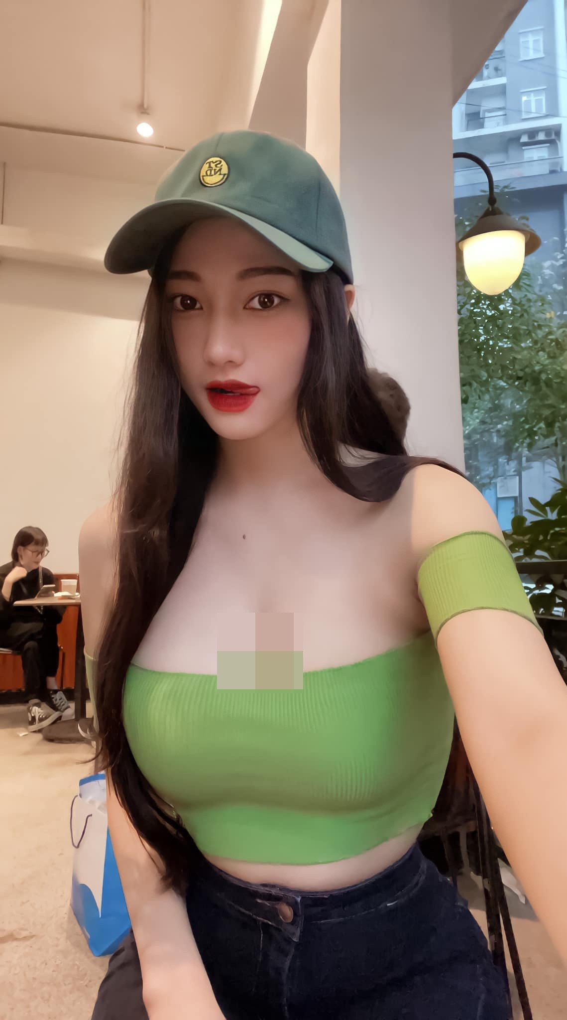 Nhờ nhan sắc ngọt ngào, cô gái đất mỏ Quảng Ninh trở thành mẫu ảnh được nhiều hãng thời trang và mỹ phẩm hợp tác phát triển thương hiệu. Ảnh: FBNV