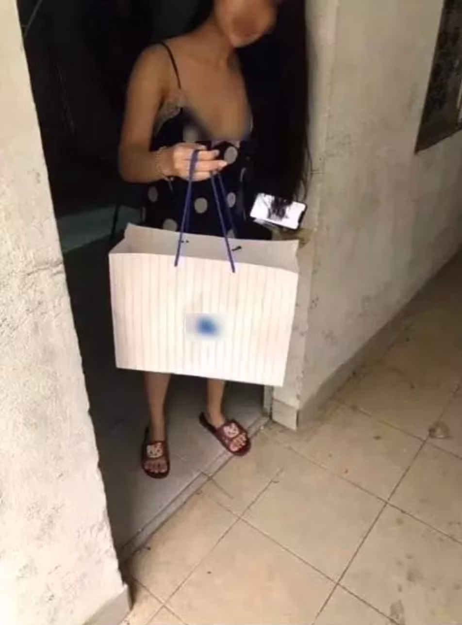 Ngược lại, cũng có một số ý kiến phản bác, các shipper đang vi phạm sự riêng tư của khách hàng khi cố ý chụp lại những hình ảnh này và đăng tải công khai lên mạng xã hội. Ảnh: Tổng hợp