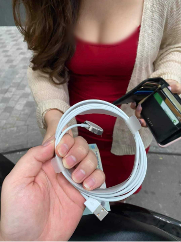 Một số người cho rằng, các cô gái hoàn toàn có thể mặc những gì mình muốn nhưng phải phù hợp với hoàn cảnh.