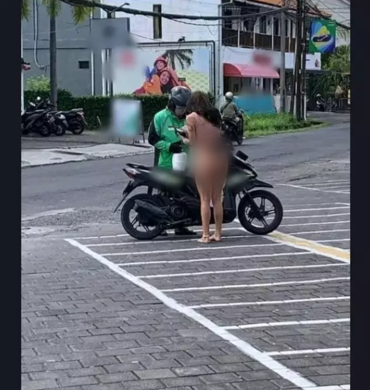 Hình ảnh các cô gái trẻ ăn mặc phản cảm ra nhận hàng từ shipper đã không còn quá xa lạ đối với cộng đồng mạng.