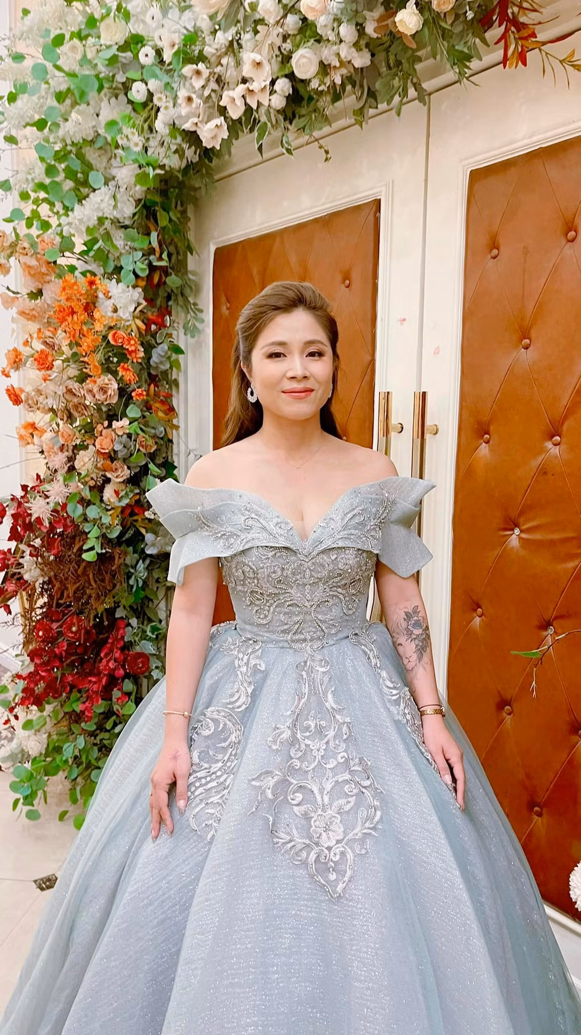 Đây không phải lần đầu nữ MC khoe hình ảnh gợi cảm như vậy. Hoàng Linh vẫn thường xuyên khoe khoảnh khắc nóng bỏng lộ hình xăm trên người như vậy.