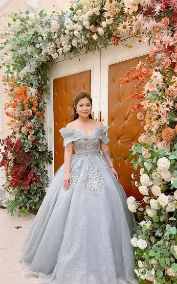 "Các bác tin em đi, làm MC ngoài việc luyện giọng thì còn phải luyện đứng nữa. Nghiêm túc đấy ạ, tối qua em luyện hơn 3 tiếng trên đôi giày 20cm. Lạ phết các bác ạ", MC Hoàng Linh thích thú chia sẻ khoảnh khắc này trên MXH.