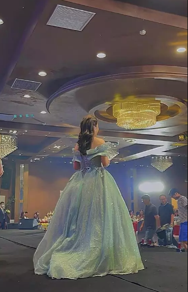 Mới đây nữ MC VTV chia sẻ clip cùng loạt ảnh tại một sự kiện do cô đảm nhận người dẫn chương trình gây chú ý lớn.