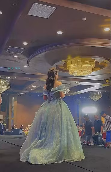 Mới đây nữ MC VTV chia sẻ clip cùng loạt ảnh tại một sự kiện do cô đảm nhận người dẫn chương trình gây chú ý lớn.