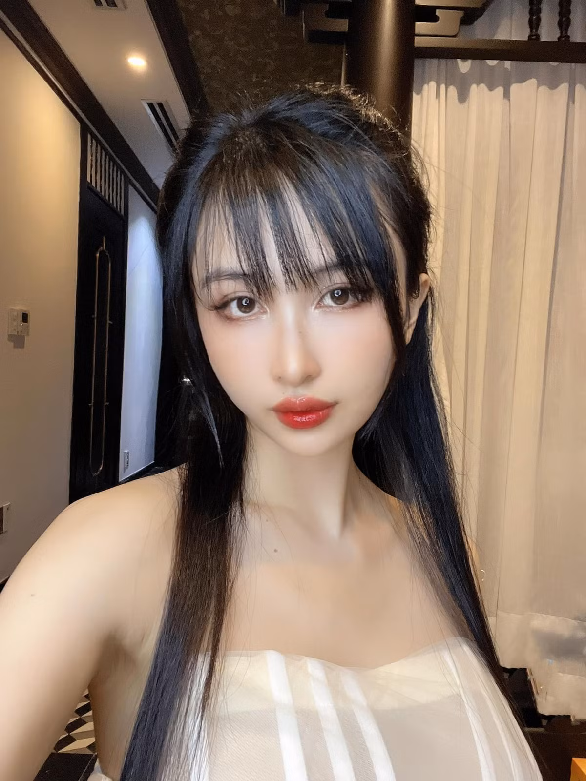 Vợ hai đại gia Minh Nhựa từng bị tố “sống ảo” quá đà khi nhiều lần lạm dụng phần mềm, chỉnh méo mó nhiều vật thể xung quanh để bản thân được đẹp không khuyết điểm.