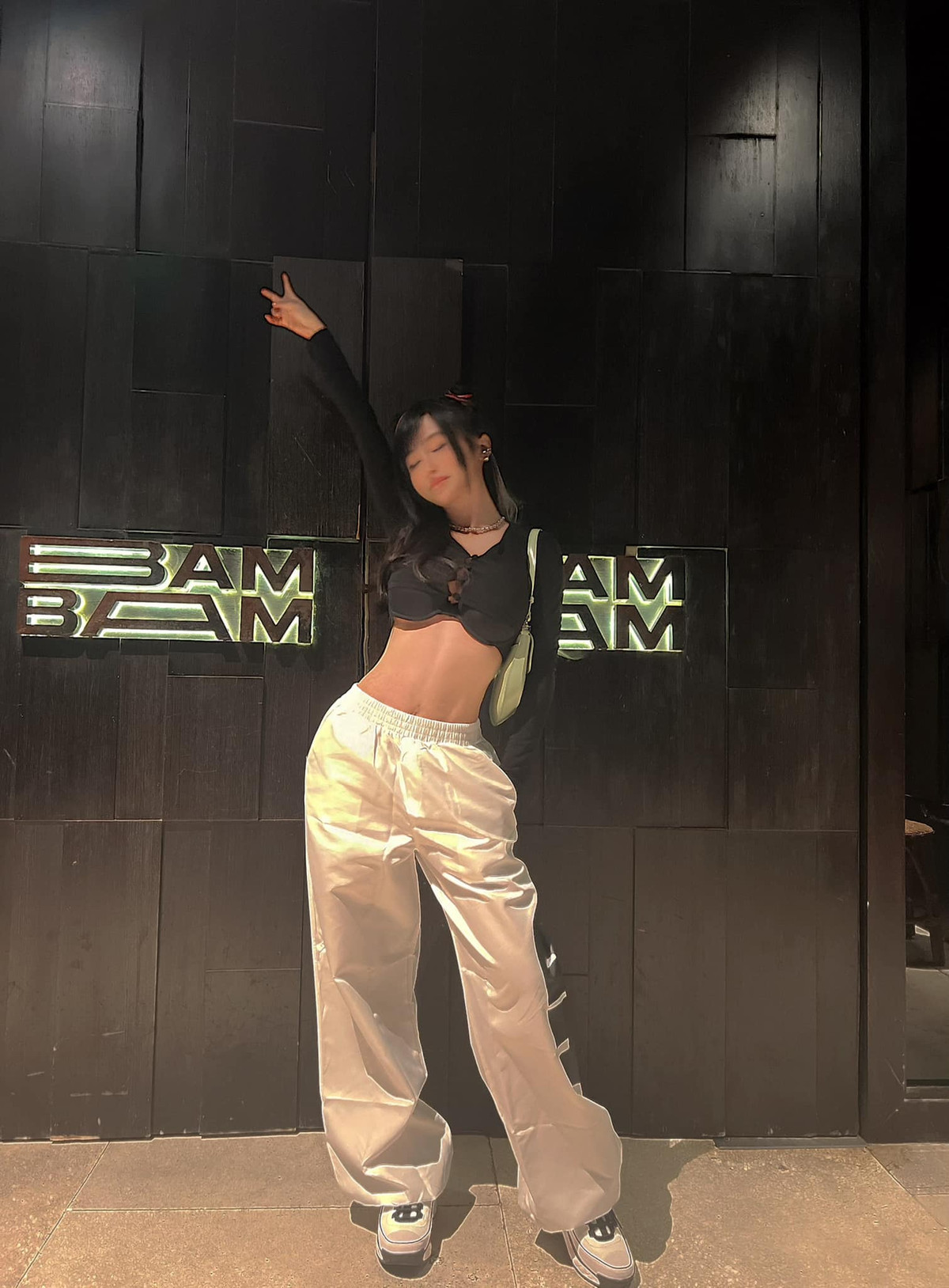 Mới nhất trên Facebook, hot mom Sài thành đăng ảnh diện set đồ vô cùng trẻ trung. Cô búi tóc cao, đeo khuyên ở quanh miệng. Kèm theo ảnh cô viết: "Hiphop never die. Tuổi 17 bẻ gãy sừng trâu"