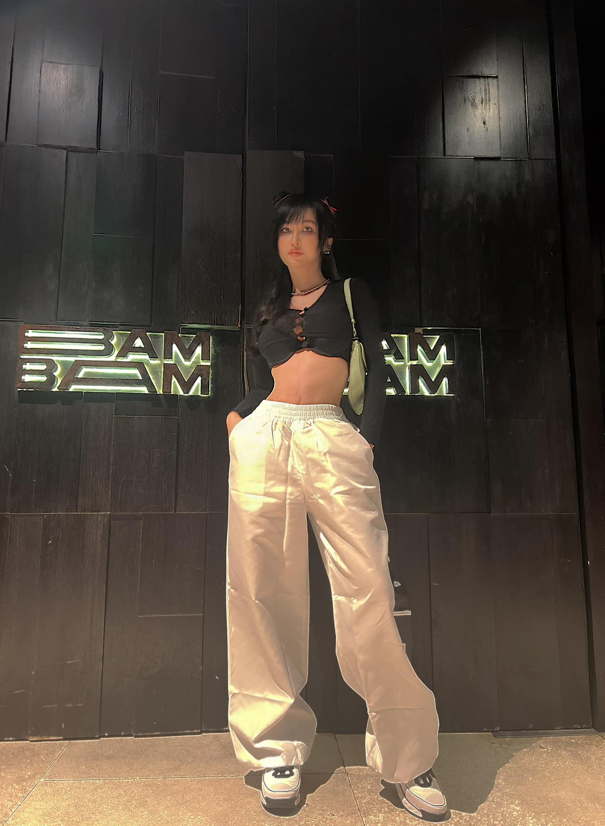 Ở phần bình luận bài đăng, ngoài những ý kiến ngợi khen sắc vóc của bà mẹ trẻ, số khác tinh ý nhận ra chính chủ photoshop quá tay đến méo cả cửa chỉ vì muốn có vòng eo con kiến.