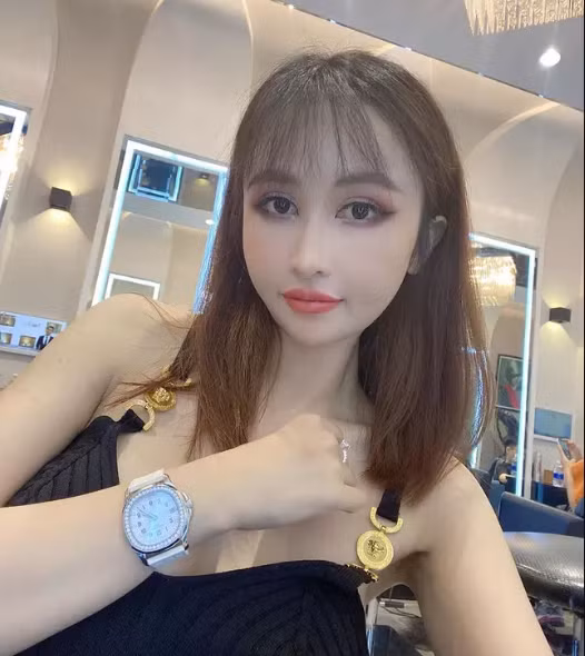 Cô bị soi dùng app quá đà nên mắt bị quá to so với gương mặt. Đặc biệt, vòng 1 cũng "phình to" so với tỉ lệ cơ thể.