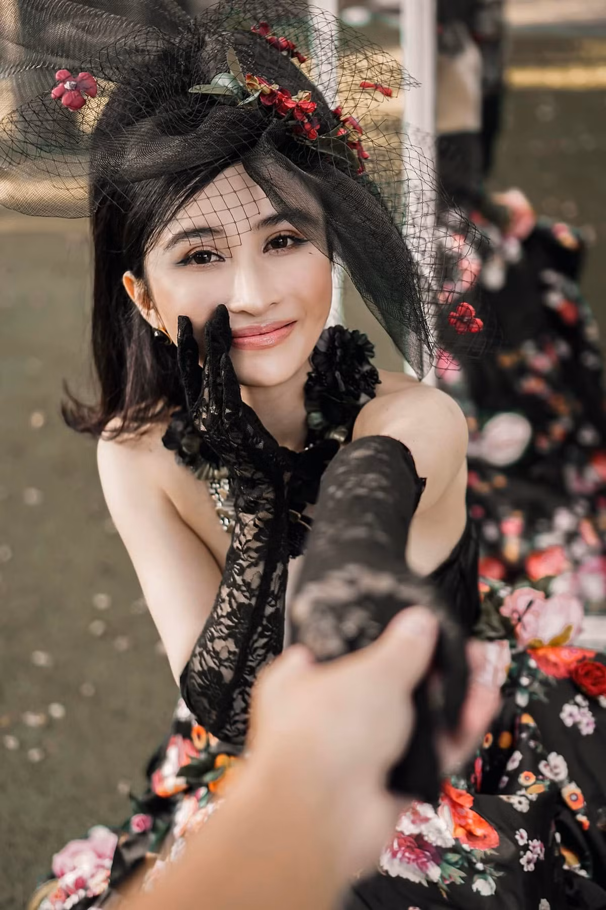 Thế nhưng không thể phủ nhận để có những bức ảnh đăng lên MXH đẹp lung linh, Mina Phạm rất chịu đầu tư từ bối cảnh đến trang phục. Ảnh: FBNV