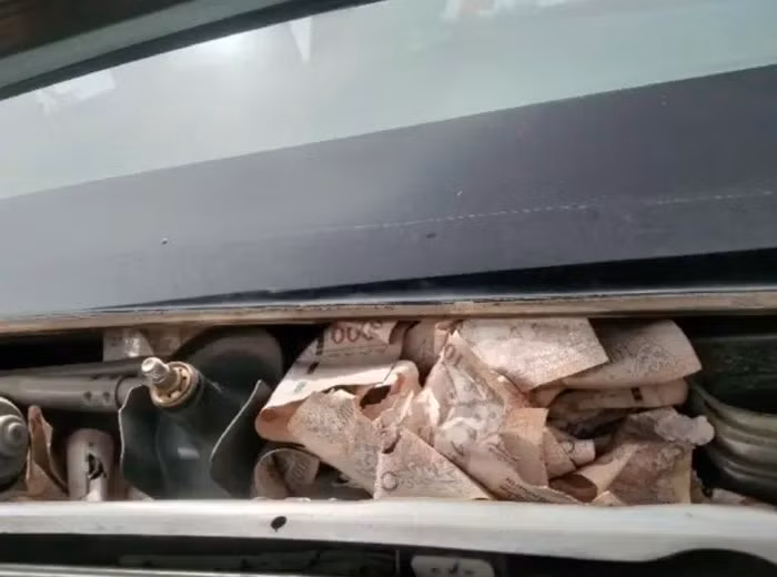 Anh lén vợ cất tiền trong khe trống ở mui xe ôtô vì cho rằng nơi đây khá lý tưởng để vợ không phát hiện ra. Trong vòng 6 tháng qua, người đàn ông đã lén cất giấu được 45.000 bath (khoảng hơn 30 triệu đồng).