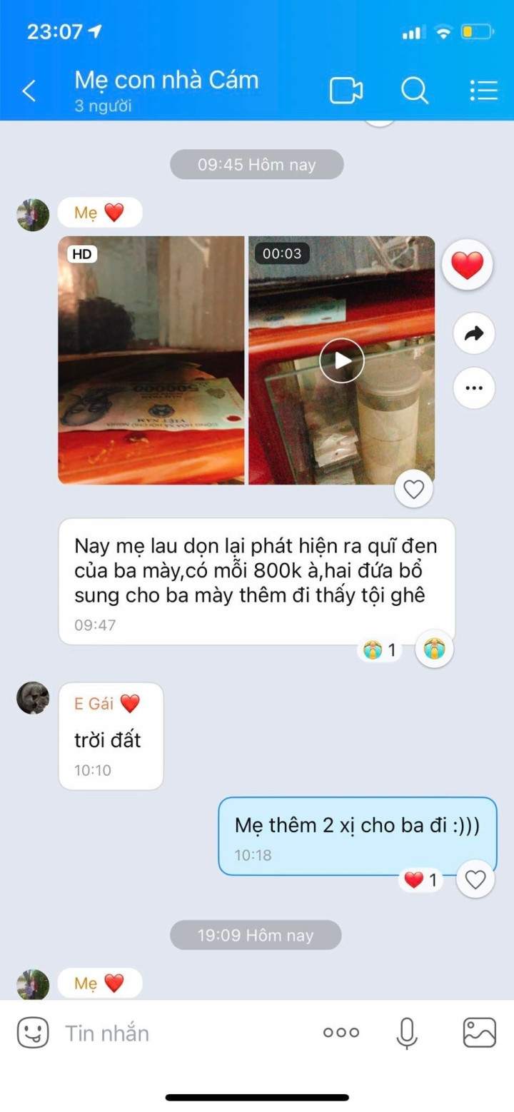 Mới đây trên MXH lại xuất hiện thêm trường hợp vợ phát hiện chồng giấu quỹ đen hài hước. Chuyện là trong lúc dọn dẹp, người mẹ đã phát hiện vài tờ tiền trong góc tủ. Không chần chừ, bà đã chụp ảnh, quay phim lại làm bằng chứng để gửi cho hai con xem.