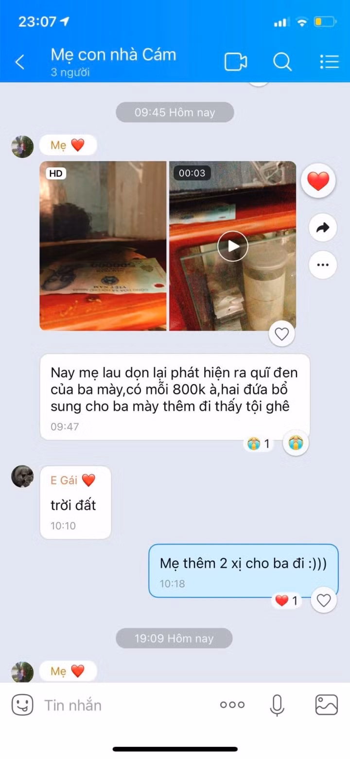 Mới đây trên MXH lại xuất hiện thêm trường hợp vợ phát hiện chồng giấu quỹ đen hài hước. Chuyện là trong lúc dọn dẹp, người mẹ đã phát hiện vài tờ tiền trong góc tủ. Không chần chừ, bà đã chụp ảnh, quay phim lại làm bằng chứng để gửi cho hai con xem.