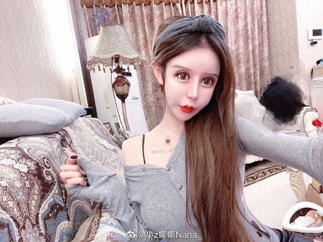 Từ một cô gái sở hữu nhan sắc bình thường, Tiểu Z Na Na tự biến mình thành thảm họa thẩm mỹ sau những cuộc đại phẫu.