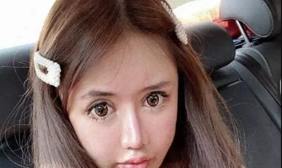 Ngoài ra, cô cũng giảm cân nhiều để có được thân hình gầy gò, thanh mảnh.