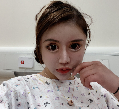 Bên cạnh đó, cô nàng cũng có cuộc sống khá sang chảnh khi đăng tải những bức ảnh check-in nơi sang trọng và mua sắm đồ hiệu đắt tiền.