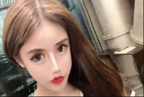 "Hot girl thẩm mỹ" xứ Trung có tên thật là Châu Sở Na, hiện đang là học sinh và sống cùng gia đình ở Thượng Hải.