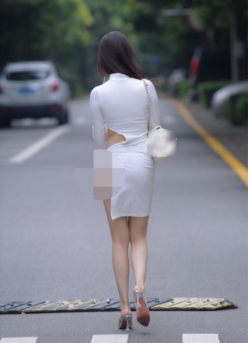 Hình ảnh ăn mặc phản cảm trên tạo nên sự "nóng mắt" của netizen ngay sau khi nó được đăng tải. Ảnh: Tổng hợp