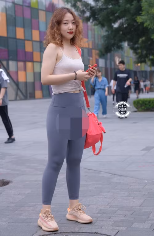 Khi bạn mặc đẹp, thanh lịch, tất nhiên hình ảnh của bạn sẽ được mọi người khen ngợi. Khi bạn mặc gợi cảm quá mức, trang phục quá ngắn, kiệm vải… thì sự chú ý đổ dồn vào bạn là những bình luận tiêu cực, chê bai.