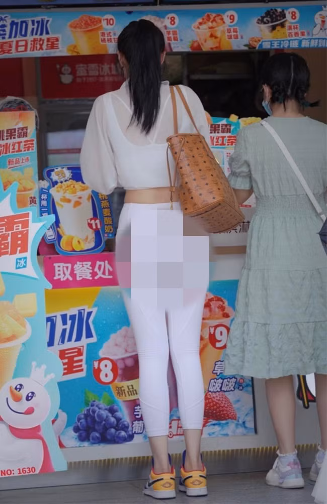 Chính bởi việc quá tự tin vào hình thể và diện bộ bó sát người chẳng khác gì đồ bơi nên những vùng nhạy cảm của cô gái trên in hằn khiến người nhìn không khỏi “nóng mắt”.