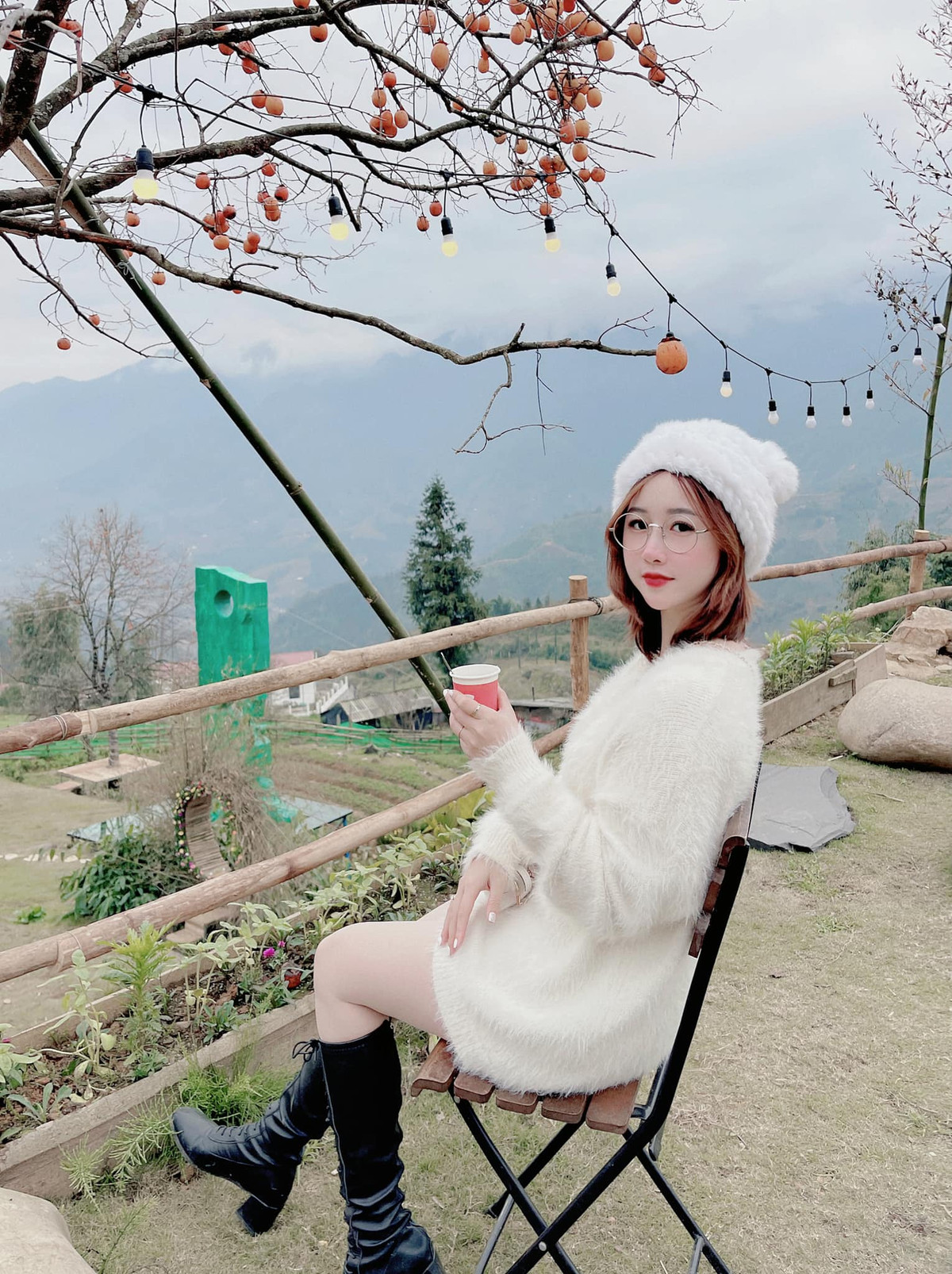 Cô giáo trẻ bắt đầu được nhiều người biết đến sau một cuộc thi ảnh trên mạng xã hội và được cho là có nét giống hot girl Quỳnh Anh Shyn.