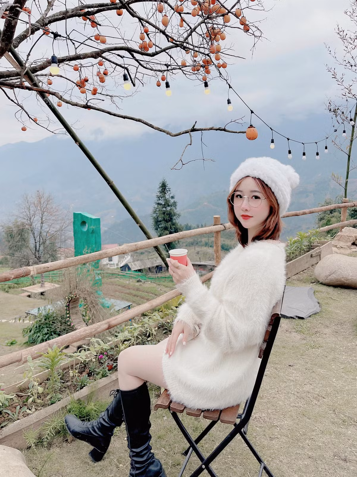 Cô giáo trẻ bắt đầu được nhiều người biết đến sau một cuộc thi ảnh trên mạng xã hội và được cho là có nét giống hot girl Quỳnh Anh Shyn.