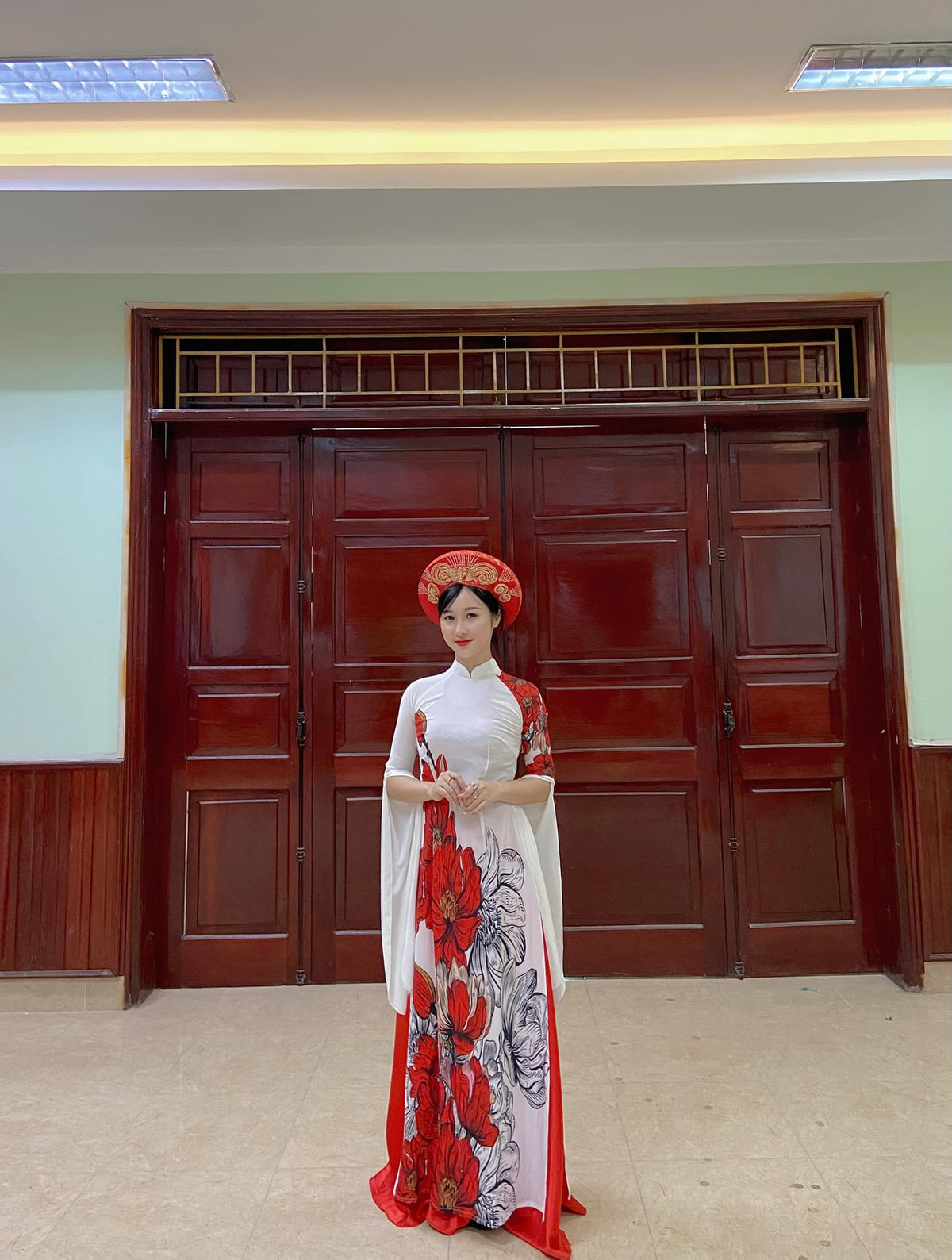 Sở hữu khuôn mặt bầu bĩnh khiến người đối diện xao xuyến, đáng yêu và nụ cười tươi duyên dáng Hương Trà được nhiều người gọi là cô giáo hot girl.